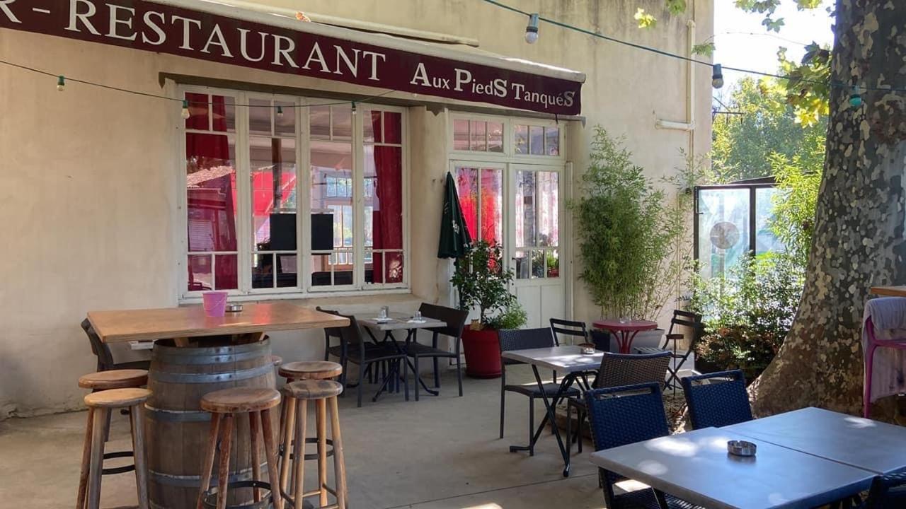 Hotel Aux Pieds Tanques Barbentane Exterior foto